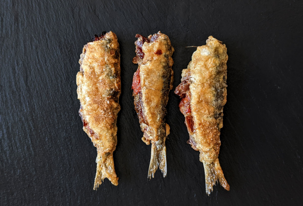 Tapas: Sardinas rebozadas con jamón y pimiento - szardínia jamónnal és paprikával töltve - Jamon.hu