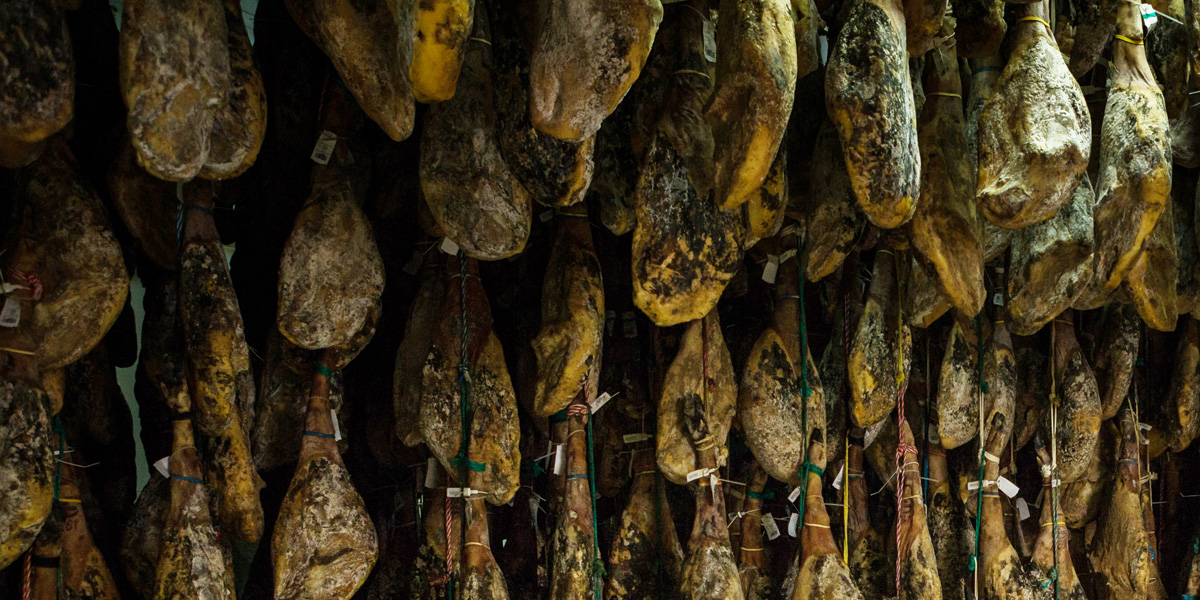 A Jamón ibérico Pata Negra-t legalább két évig szárítják. A képen a Guijuelo régióban található secadero.