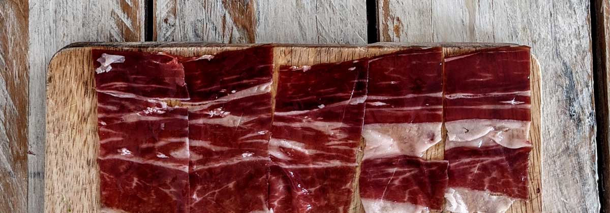 A Jamón ibérico Pata Negra-t sötét színe és nagyon intenzív íze jellemzi